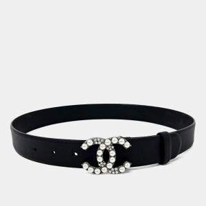 مملوكة مسبقًا حزام جلد أسود بشعار شانيل