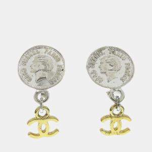 مملوكة مسبقًا أقراط شانيل ميداليون متدلية ذهبية فضية بتثبيت مشبك