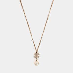 مملوكة مسبقًا قلادة شانيل CC بمعدن ذهبي اللون مع لؤلؤ زائف 2012