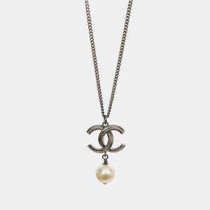 مملوكة مسبقًا عقد شانيل 2011 CC فضي اللون مع إسقاط اللؤلؤ الصناعي