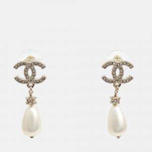 مملوكة مسبقًا أقراط شانيل مرصعة بشعار الماركة ولؤلؤ مطلية بالذهب