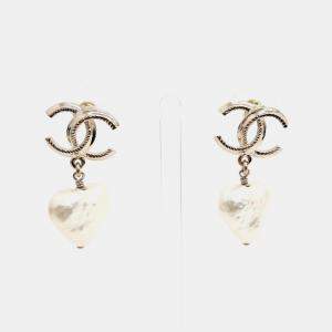 مملوكة مسبقًا أقراط شعار اللؤلؤ شانيل