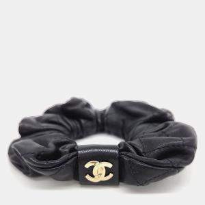مملوكة مسبقًا Chanel leather hair scrunchie