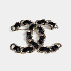 مملوك ة مسبقًا Chanel chain logo brooch