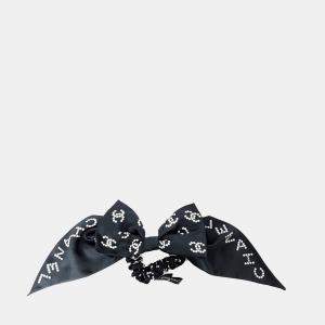 مملوكة مسبقًا Chanel Navy Blue/White Silk Bow Hair Scrunchie