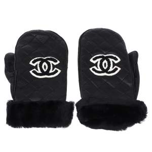 Pre Owned Chanel Black Quilted Leather CC Snow Gloves