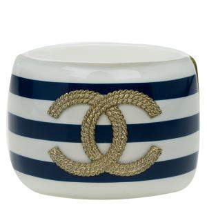 مملوكة مسبقًا Chanel CC Blue and White Stripe Resin Bangle Bracelet