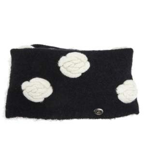 مملوكة مسبقًا Chanel Black Camelia Applique Mohair Neck Warmer