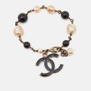 مملوكة مسبقًا Chanel Black & Cream Enamel CC Charm Bracelet