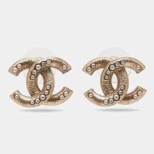 مملوكة مسبقًا Chanel Pale Gold Tone Faux Pearls CC Stud Earrings