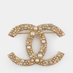 مملوكة مسبقًا Chanel Gold Tone CC Faux Pearl Pin Brooch