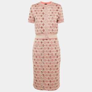 مملوكة مسبقًا طقم تنورة شانيل بترتر وردي مزين بحياكة لوريكس مقاس متوسط