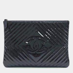 Pre Owned Chanel Black patent leather cc medium clutch bag
