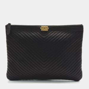 Pre Owned Chanel Black Leather Chevron Boy New Medium Clutch