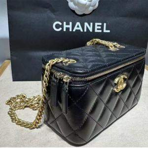 Pre Owned Chanel Black Lambskin Matelassé Chain Vanity bag
