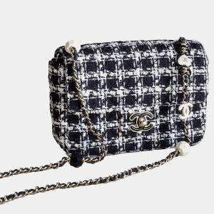 Chanel Houndstooth Tweed Enamel Clasp Heart Chain Chip Model