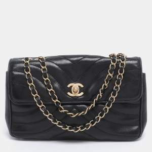 Pre Owned Chanel Black Chevron Quilted Leather CC Flap Bag