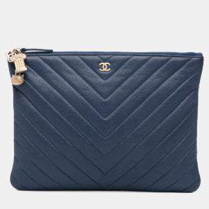مملوكة مسبقًا Chanel Blue Medium Chevron Caviar Ancient Greek Charms O Case Clutch