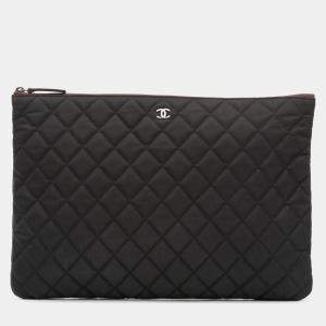 مملوكة مسبقًا Chanel Large Quilted Nylon O Case Clutch