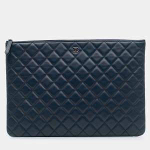 مملوكة مسبقًا Chanel Blue Large Quilted Lambskin O Case Clutch