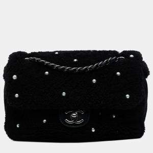 مملوكة مسبقًا Chanel Black Medium Shearling Pearl Studded Flap