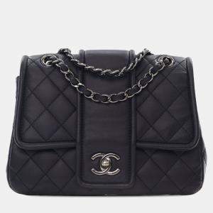 مملوكة مسبقًا حقيبة شانيل قلاب اليمنتري شيك مبطنة جلد خروف أزرق