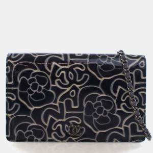مملوكة مسبقًا Chanel Patent Camellia Embossed Wallet On Chain