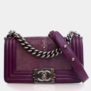 مملوكة مسبقًا حقيبة شانيل بوي صغيرة جلد سمك الشفنين أرجوانية