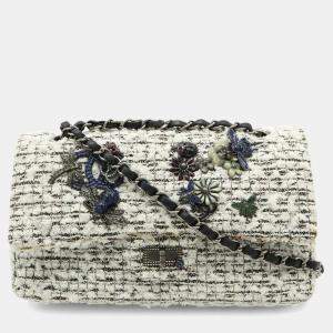 مملوكة مسبقًا Chanel 2.55 Tweed Double Flap Chain Shoulder Bag With Flower Motif White And Black Leather