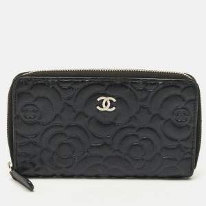 مملوكة مسبقًا Chanel CC Black Camelia Embossed Leather Zip Around Wallet