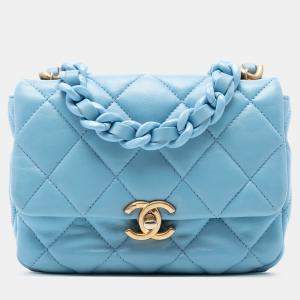 مملوكة مسبقًا حقيبة شانيل بلو مينى كويلت جلد حمل إغلاق سلسلة لامعة