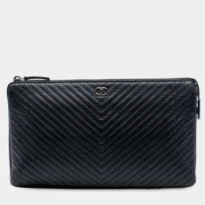 مملوكة مسبقًا Chanel Black CC Chevron Caviar Zip Clutch