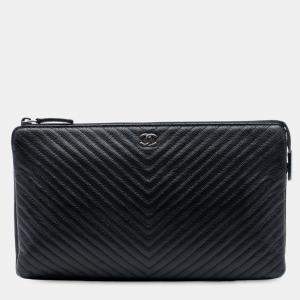 مملوكة مسبقًا Chanel Black CC Chevron Caviar Zip Clutch