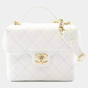 مملوكة مسبقًا حقيبة شانيل ماتيلسي كتف صغيــرة باللون الأبيض جلد العجل
