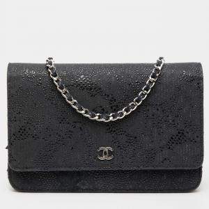 مملوكة مسبقًا Chanel Blue CC Lace Overlay Goatskin Wallet On Chain