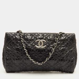 مملوكة مسبقًا Chanel CC Black Patent Leather Camellia Flower Chain Pochette Bag