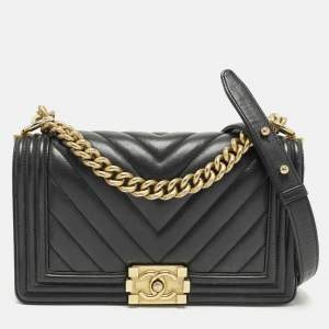 مملوكة مسبقًا Chanel Boy Medium Black Chevron Leather Flap Bag