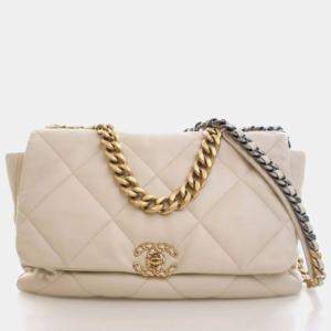 مملوكة مسبقًا Chanel Maxi Lambskin 19 Flap Bag
