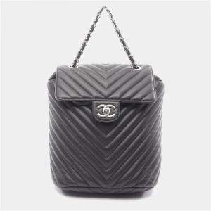 مملوكة مسبقًا حقيبة ظهر شانيل شيفرون بخياطة على شكل حرف V من جلد الحمل أسود