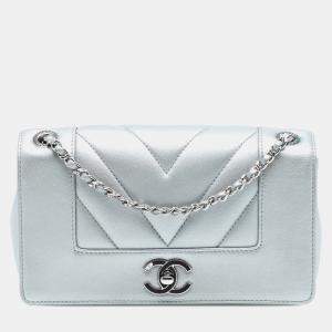 مملوكة مسبقًا Chanel Silver Mini Quilted Chevron Sheepskin Mademoiselle Vintage Flap