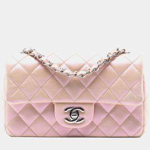 مملوكة مسبقًا حقيبة شانيل صغيرة وردية مستطيلة كلاسيكية لامعة من جلد الحمل ذات طية واحدة