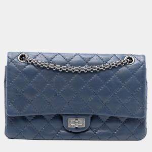 مملوكة مسبقًا حقيبة شانيل بلون أزرق ريإصدار 2.55 جلد عجل مجعد مزدوجة الشِعبة 226