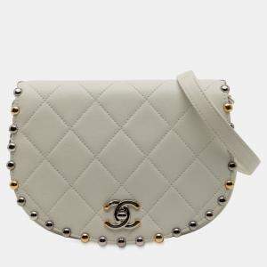مملوكة مسبقًا حقيبة شانيـل رفرف فقاعي مرصعة لامبسكين مبطنة صغيرة بيضاء