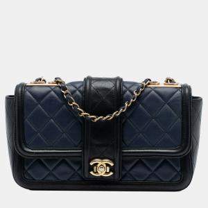 مملوكة مسبقًا حقيبة رفرف شانيل علامة CC أنيقة جلد حمل مبطن بلونين أزرق متوسط