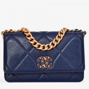 Pre Owned محفظة شانيل 19 جلد خروف أزرق بحري على سلسلة