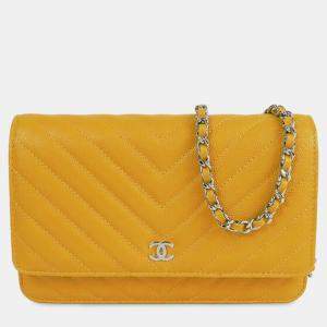 مملوكة مسبقًا Chanel Yellow CC Chevron Caviar Wallet On Chain