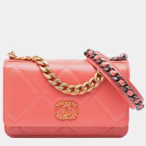 مملوكة مسبقًا Chanel Pink Quilted Lambskin 19 Wallet on Chain