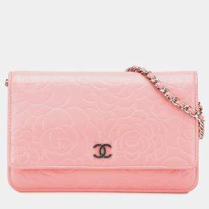 مملوكة مسبقًا Chanel Pink CC Embossed Lambskin Camellia Wallet On Chain