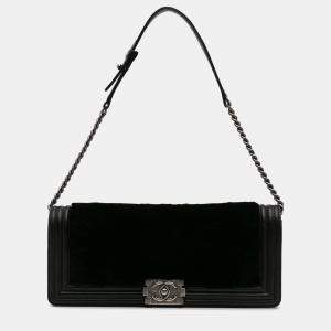 مملوكة مسبقًا Chanel Black Shearling East West Boy Flap