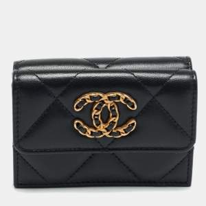 Pre Owned Chanel Black Quilted Leather 19 Card Case